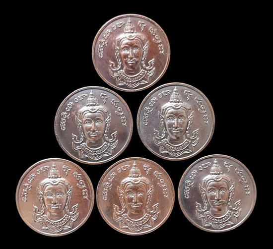 เคาะแรกแดง..พระจันทร์เทวา ๒๕๔๕..ทองแดง ๖ เหรียญ ไม่มีกล่อง..ล.พ.ดำ วัดเขาพูลทอง จ.จันทบุรี / ส่ง ems