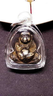 พระสังกัจจายน์เนื้อสัมฤทธิ์เก่าโบราณก้นกวง ไม่ทราบที่ น่าเก็บสะสมน่าใช้เลี่ยมพร้อมห้อยครับ