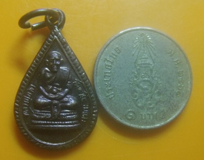 **เบาๆ**เหรียญหยดน้ำ หลวงปู่ทวดอุ้มลูกแก้ว หลังเจดีย์ วัดพะโคะ จ.สงขลา**สวยๆ 
