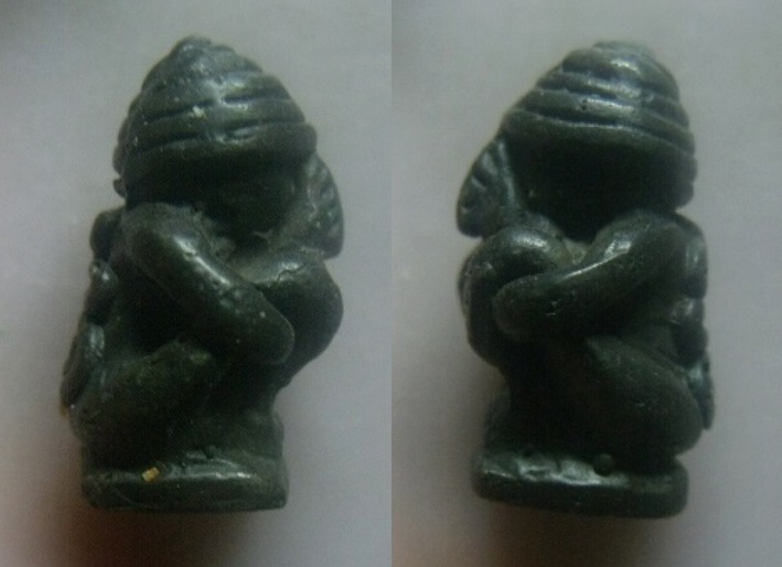 **เบา​ๆ​**พระปิดตาพิมพ์สอดเข่า หลังยันต์ เนื้อสำริด เก่าๆ ไม่ทราบที่**สวยๆ เนื้อจัด