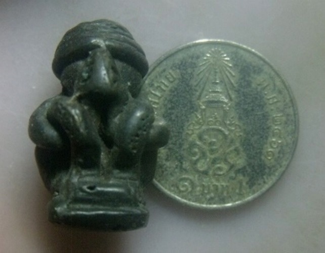 **เบา​ๆ​**พระปิดตาพิมพ์สอดเข่า หลังยันต์ เนื้อสำริด เก่าๆ ไม่ทราบที่**สวยๆ เนื้อจัด