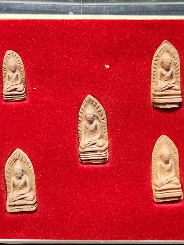 วัดมหาวัน จ.ลำพูน พระรอด  5 พิมพ์ รุ่น 1 สร้างที่ยมกปาฏิหาริย์สาวัตถีอินเดีย ปี 2535