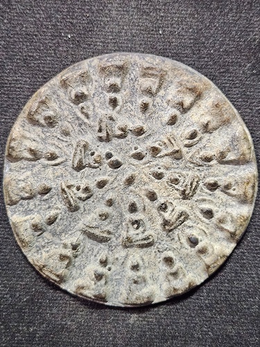 กรุเตาทุเรียง จ.สุโขทัย พระงบน้ำอ้อย  พิมพ์ 25 พระองค์ เนื้อชิน