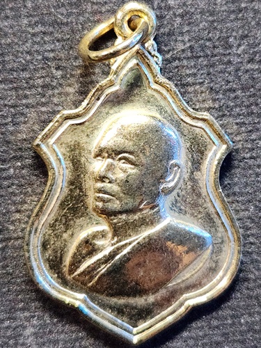 วัดพิกุลทอง จ.สิงห์บุรี เหรียญหลวงพ่อแพ หลังยันต์พุฒซ้อน กะไหล่ทอง 