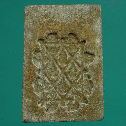 หลวงปู่เฒ่า วัดม่วง  ปี2506 พระผงน้ำมันสีอมเขียวพิมพ์รูปเหมือนนิยม หลวงปู่ทิม วัดช้างไห้ เจ้าพิธี 