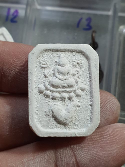 พระผงจักรพรรดิ์ หลวงตาม้า วัดถ้ําเมืองนะ เชียงใหม่