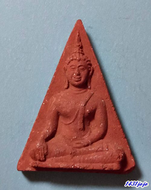 พระผงพิมพ์นางพญา หลังยันต์อุ เนื้อแดง หลวงปู่เหมือน วัดกำแพง จ.ชลบุรี ปี2522