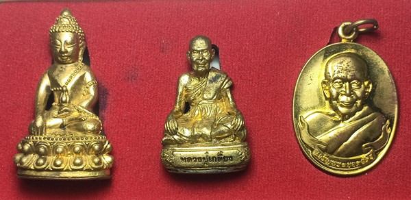 3องค์ พระชุด รุ่นเจริญพร-ยอดฉัตร หลวงปู่เกลี้ยง วัดโนนแกด จ.ศรีสะเกษ เนื้อทองชนวน เลข1877+กล่อง