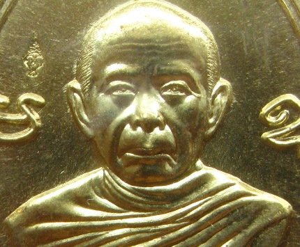 เหรียญผูกพัทธสีมาย้อนยุค(รุ่นบูชาครู)หลวงปู่ทิม อิสริโก ปี2556หมายเลข1742 เนื้อทองฝาบาตร+กล่อง