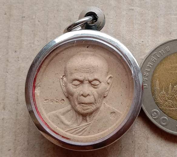 พระผงจันทร์ลอยหลังพลอย หลวงปู่ทิม รุ่นบารมีอิสริโก วัดแม่น้ำคู้เก่า ปี2554 เลข2160+ตลับสแตนเลส