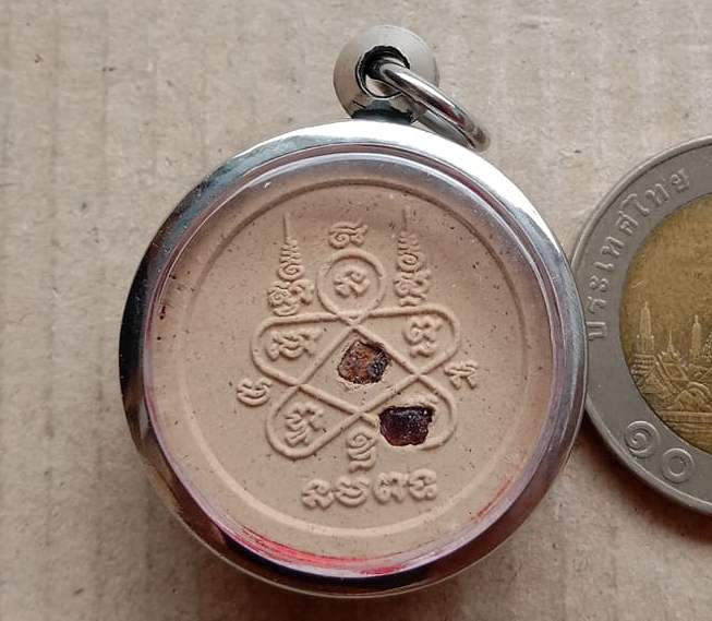 พระผงจันทร์ลอยหลังพลอย หลวงปู่ทิม รุ่นบารมีอิสริโก วัดแม่น้ำคู้เก่า ปี2554 เลข2160+ตลับสแตนเลส