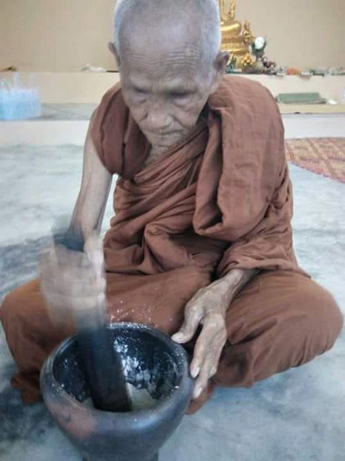 ล็อกเก็ตเต็มองค์ รุ่นแรก ฉากสี่เหลี่ยม เสาร์ ๕ มหาเศรษฐี" หลวงปู่บุญมา กตฺปุณโญ จ.อุบลราชธานี