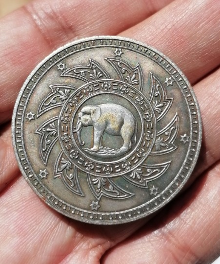 เหรียญไม่ทราบที่ เคาะเดียว    