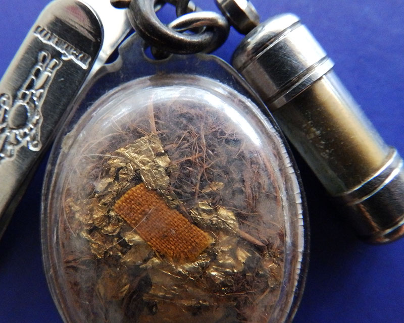 ล็อคเก็ตหลวงปู่ผาด วัดบ้านกรวด จ.บุรีรัมย์ บรรจุ เกศา ชานหมาก จีวร ครบ แถมตะกรุด 1 ดอก พร้อมแหนบก้าม