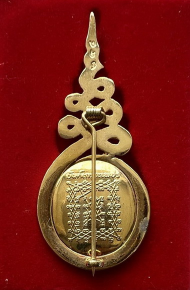 เข็มกลัดล็อคเก็ตหลวงพ่อฤาษีลิงดำ ตอกโค๊ด หมายเลข และปั๊มยันต์เกราะเพชร ออกวัดกระทุ่มเสือปลา พ.ศ.๒๕๔๒