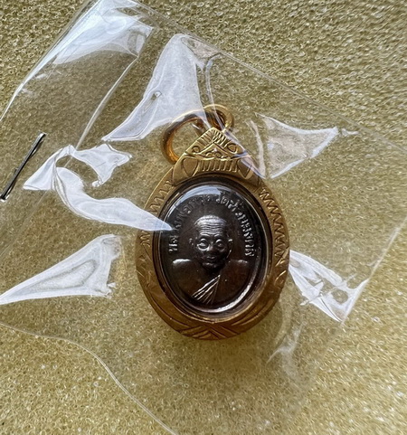 เหรียญเม็ดแตงรุ่นแรก หลวงพ่อทวด วัดห้วยมงคล รุ่นที่ระลึก๕ปี ปี52 เลี่ยมเดิมจากวัด ซองเดิมไม่เคยแกะ