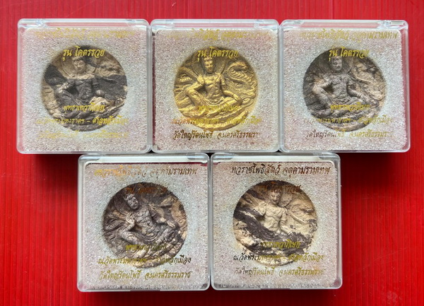 จตุคามรามเทพ รุ่นโคตรรวย พ.ศ.2550 เนื้อว่าน ขนาด 5 CM. พร้อมกล่องเดิม