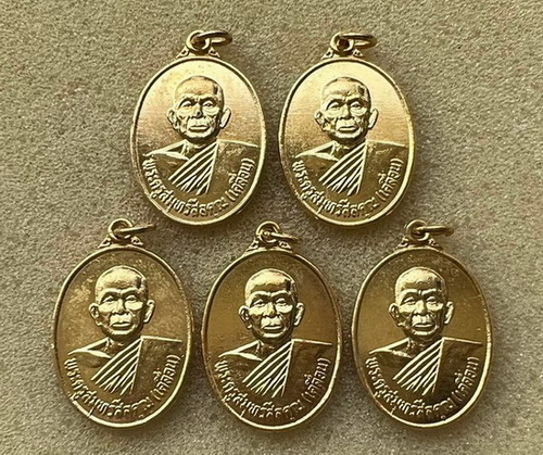 เหรียญหลวงพ่อเคลื่อน วัดสุคันธาวาส จ.สมุทรปราการ ปี 2536 กะหลั่ยทองสวยๆ รวม 5 เหรียญ