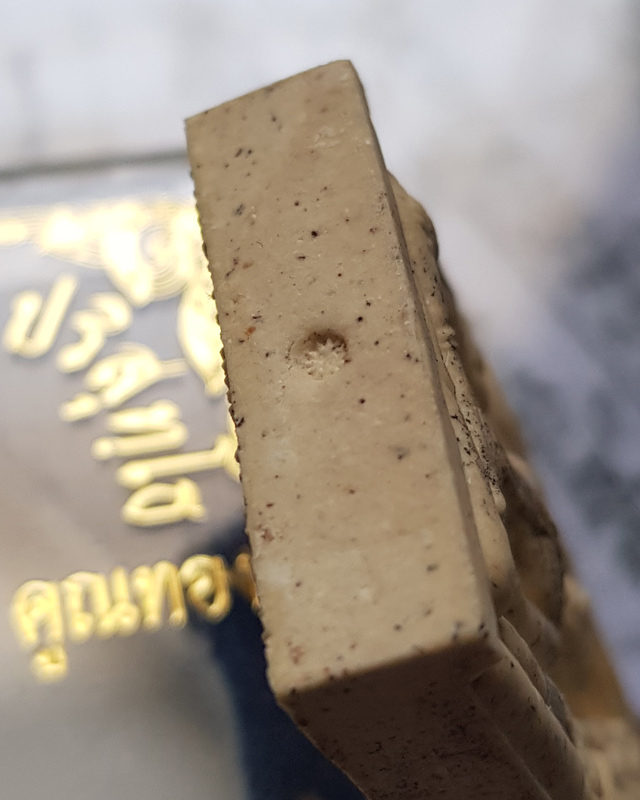 พระขุนแผน เนื้อผงพุทธคุณสีขาว รุ่น คูณเงิน คูณทอง ผังตะกรุด อุดพลอย หลวงพ่อคูณ วัดบ้านไร่ ปี 2556