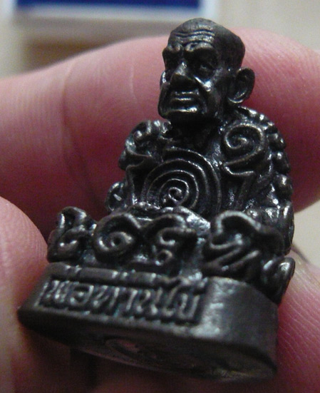 พ่อท่านไข่ วัดลำนาว จ.นครศรีธรรมราช รูปเหมือนยันต์ยุ่ง อุดกริ่ง รุ่นทวีทรัพย์ พ.ศ. 2549