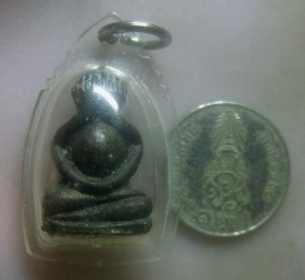 **เบา​ๆ​**พระปิดตามหาลาภ หลังยันต์ เนื้อโลหะผสม เก่าๆ ไม่ทราบที่**เลี่ยมสวยพร้อมใช้