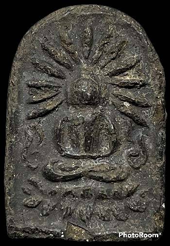 *พิมพ์เล็บมือรัศมี ท่านเจ้าจุ้ย วัดสามปลื้ม กทม. ผงใบลาน หลังยันต์อัง ปี๒๔๗๕*