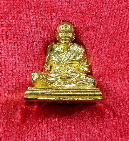 รูปหล่อลอยองค์หลวงปู่ทวดเหยียบน้ำทะเลจืด รุ่นนิรันตราย วัดแค จ.สุพรรณบุรี เนื้อทองมหาชนวน สวยครับ