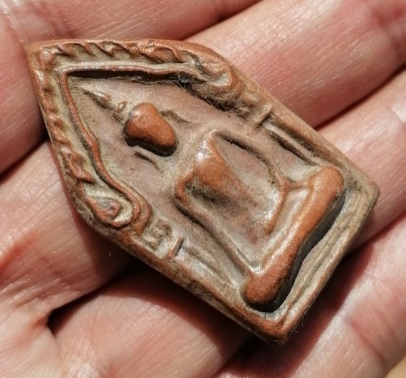 ขุนแผนแข้งหมอน​ หลวงพ่อกวย​ วัดโฆษิตาราม​ เนื้อดิน​ ยุคต้น​ เคาะเดียว    