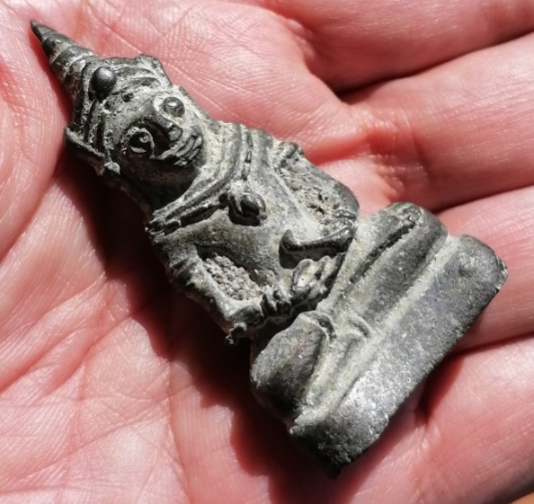 งั่งตาโปน​ นิ้วกระดกซ้าย​ เกศตรง​ เนื้อสำริดเก่าๆ​ ไม่ทราบแหล่งที่มา เคาะเดียว    