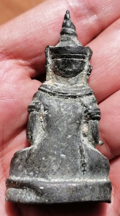 งั่งตาโปน​ นิ้วกระดกซ้าย​ เกศตรง​ เนื้อสำริดเก่าๆ​ ไม่ทราบแหล่งที่มา เคาะเดียว    