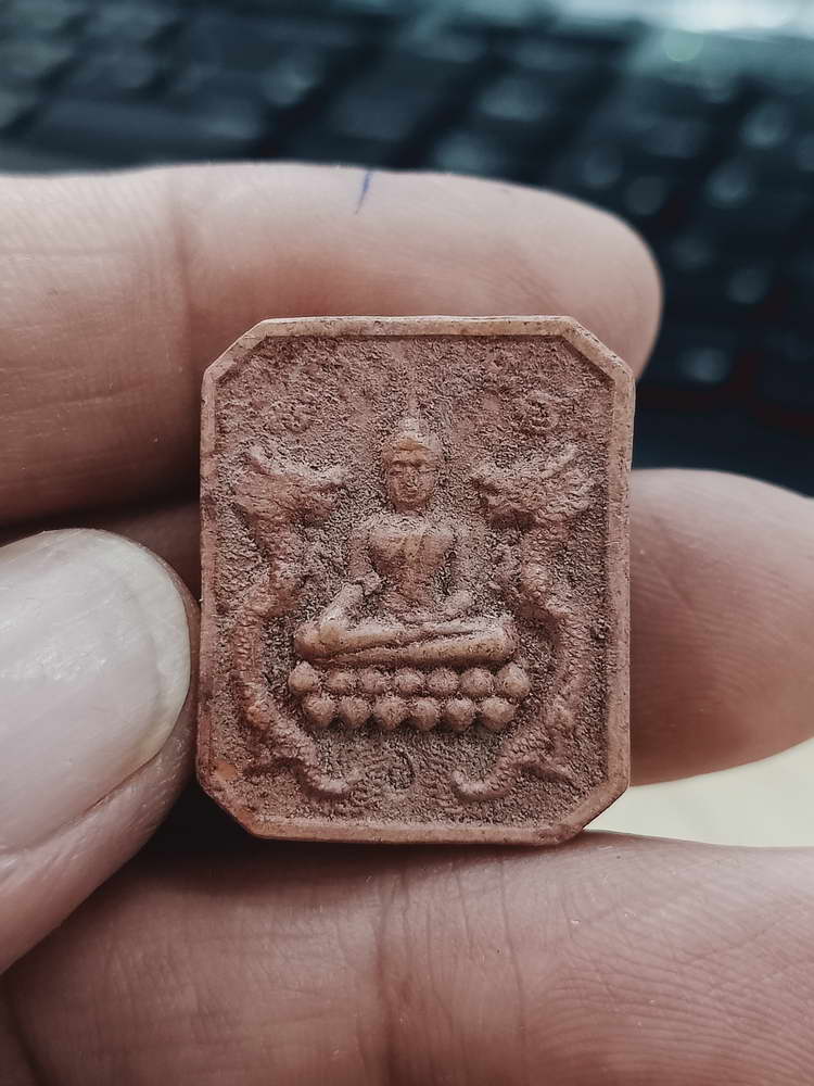 4-490 พระผงดินเผา มังกรเจ้าพระยา หลวงพ่อชอุ้ม วัดตะเคียนเลื่อน นครสวรรค์ 2567 หมายเลข 771 กล่องเดิม