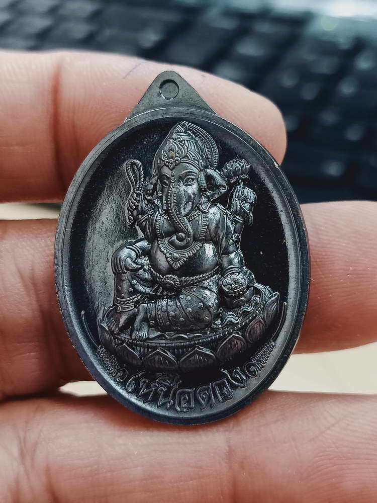4-466 เหรียญพระพิฆเนศปางเสวยสุข รุ่นเหนือดวง วัดปุดเนียม ศรีสะเกษ 2568 รก.19 เลข 348 กล่องเดิม