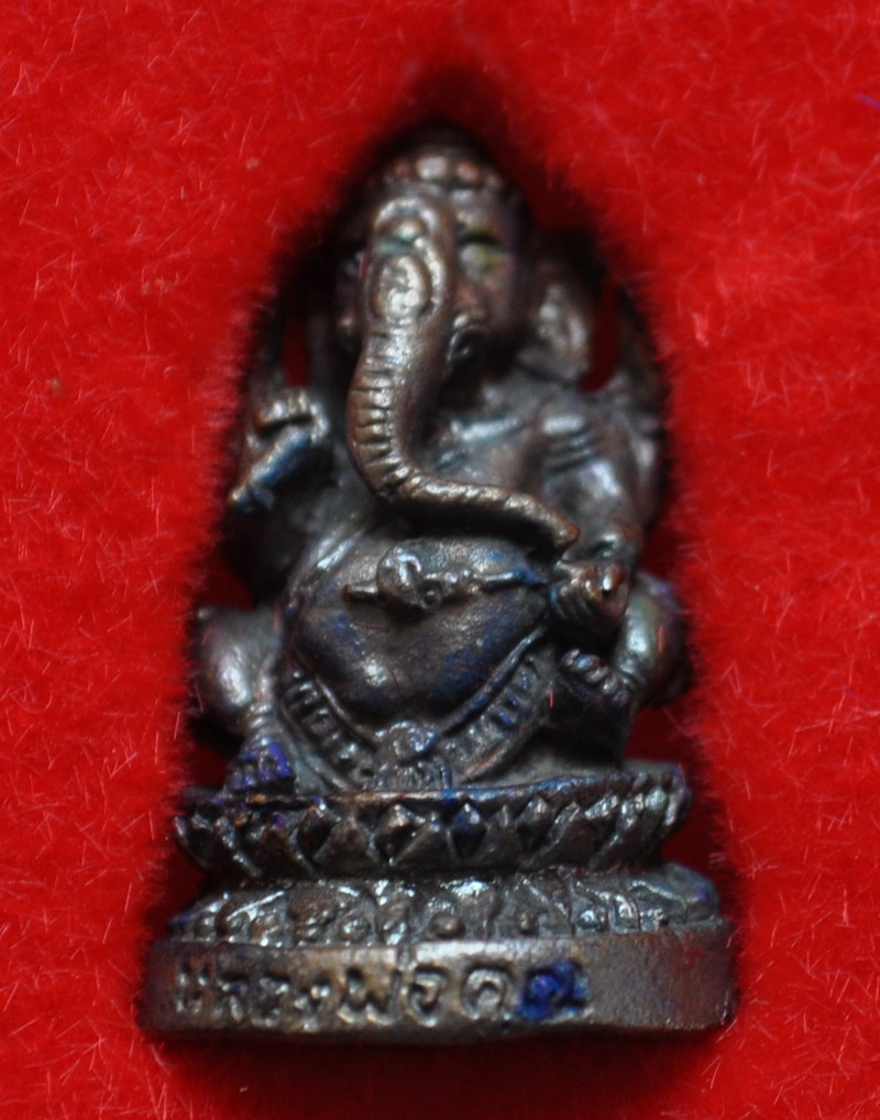 หลวงพ่อคูณ รุ่น เฮงให้รวย 