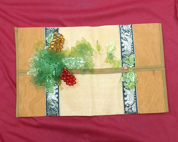 (ปิด69-) ปลอกกล่องใส่ทิชชู่ ผ้าไหมแถบลายช้าง ติดพวงองุ่นเรซิ่น (สภาพไม่ได้ใช้)