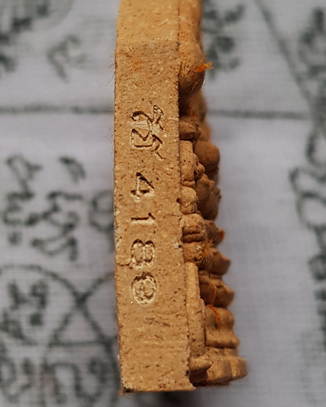 พระพุทธเจริญทรัพย์ หลวงปู่มหาศิลา สิริจันโท เนื้อว่านดอกทองฝังตะกรุดทองแดง 1 ดอกโรยผงงาช้างด้านหลัง