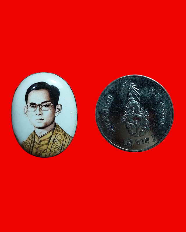 ล็อกเก็ตในหลวง ร.๙ พิมพ์เล็กครึ่งองค์ หลวงปู่ทิม ปลุกเสก วัดไผ่ล้อม ปี 2514 จ.ระยอง 