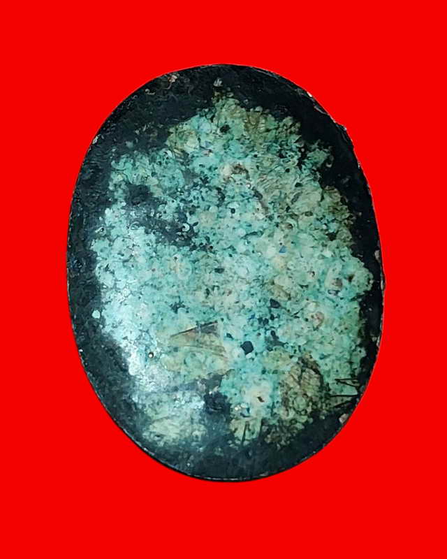 ล็อกเก็ตในหลวง ร.๙ พิมพ์เล็กครึ่งองค์ หลวงปู่ทิม ปลุกเสก วัดไผ่ล้อม ปี 2514 จ.ระยอง 