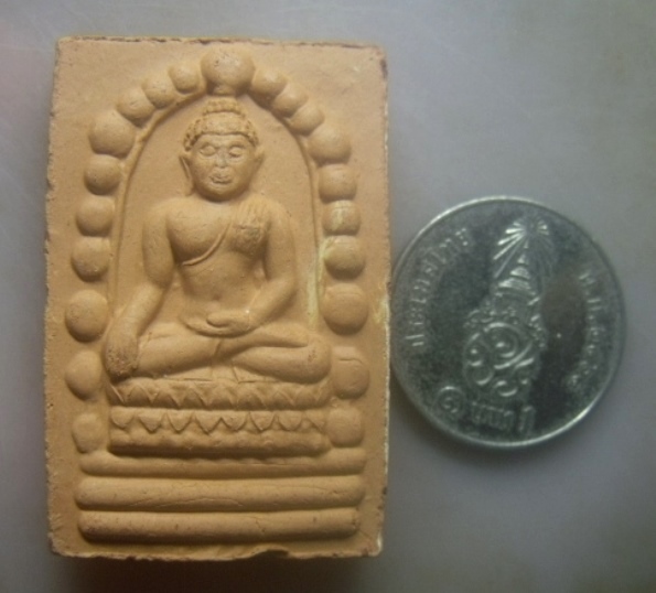 **เบาๆ**พระผงสี่เหลี่ยมพระพุทธสิหิงค์ เนื้อว่านแดง หลังหลวงปู่ทวด นครศรีธรรมราช ปี ๒๕๕๒**สวยๆ