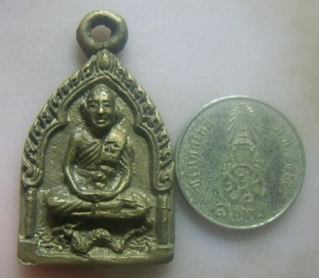 **เบา​ๆ​**เหรียญหล่อเกจิ หล่อหูในตัว เนื้อทองผสม หลังยันต์ เก่าๆไม่ทราบที่**เนื้อจัด สวยๆ เชิญชมครับ