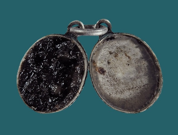 สีผึ้งตลับเงินแกะ หลวงปู่โป๊ะวัดบ้านบิง สุดยอดมหาเสน่ห์-พลิกชีวิต (ตลับไข่ใหญ่)