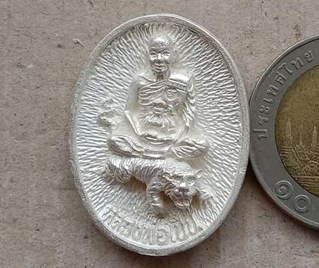 เหรียญหล่อฉีดขี่เสือ รูปไข หลวงพ่อเปิ่น วัดบางพระ นครปฐม ปี2534 เนื้อเงิน รุ่นมหาเศรษฐี +ตลับสแตนเลส