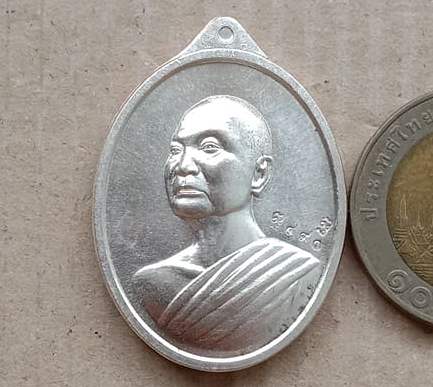 เหรียญ เศรษฐี ชัยภูมิ หลวงปู่จื่อ วัดเขาตาเงาะอุดมพร จ ชัยภูมิ ปี2557 เนื้อนวะพรายเงิน เลข490+กล่อง