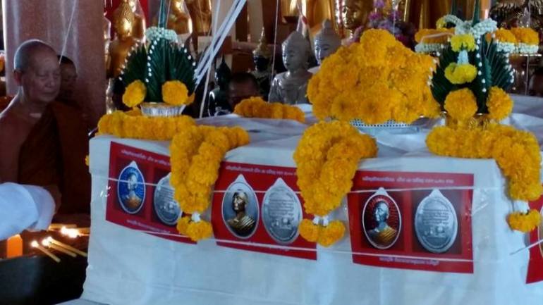 เหรียญ เศรษฐี ชัยภูมิ หลวงปู่จื่อ วัดเขาตาเงาะอุดมพร จ ชัยภูมิ ปี2557 เนื้อนวะพรายเงิน เลข490+กล่อง