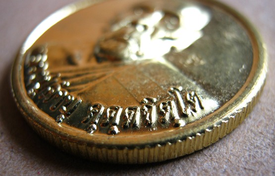 เหรียญหลวงปูคำบุ คุตฺตจิตฺโต วัดกุดชมภู จ อุบลราชธานี ปี2554 รุ่นรับโชค เนื้อทองทิพย์ มีโค๊ต