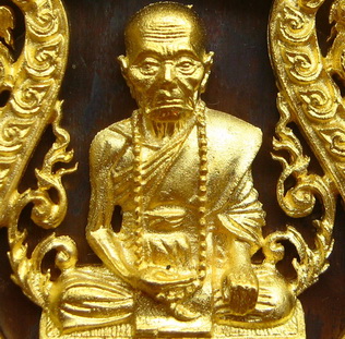 เสมาฉลุ เจริญพรสดุ้งกลับ หลวงปู่คำบุ ปี2554"เนื้อบรอนซ์นอกหลังนวะ"แยกชุดกรรมการ หมายเลข574พร้อมกล่อง