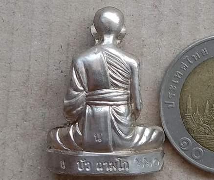 รูปเหมือนปั๊ม หลวงปู่บัว ถามโก วัดศรีบุรพาราม ปี2554 รุ่นสร้างบารมี เนื้ออัลปาก้า หมายเลข660+กล่อง