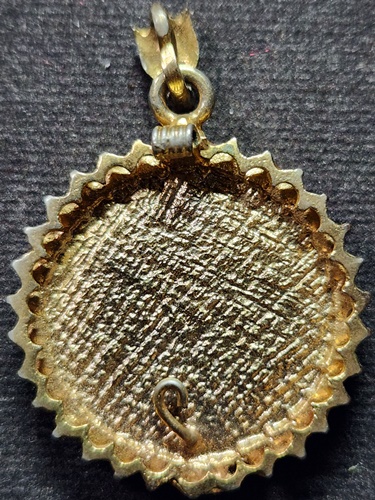 วัดเนินตามาก ชลบุรี ล็อกเก็ตกรอบล้อมเพชร หลวงปู่ม่น 