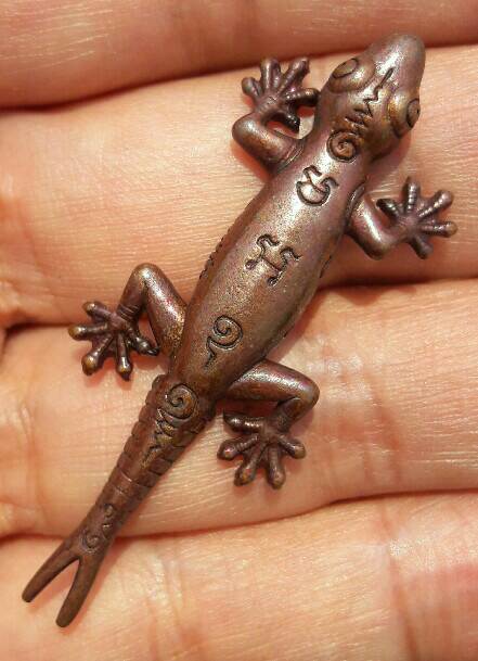 พญาจิ้งจก รุ่นแรก หลวงปู่ปั่น กวิศสโร วัคหนองกระทุ่ม จ.นครปฐม เนื้อทองแดง ปี 2563 เคาะเดียว   