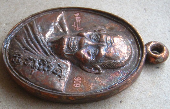 เหรียญหล่อหลังสาลิกา พ่อท่านเอื้อม วัดบางเนียน นครศรีฯ ปี2551 แซยิด102ปี เนื้อสัตตะโลหะ เลข909+กล่อง