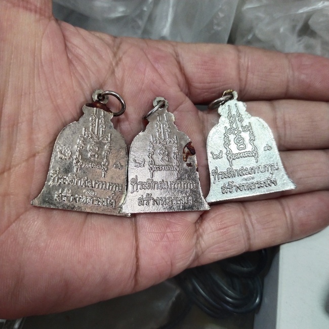 หลวงพ่อคงวัดเขาช้าง 3 เหรียญสภาพสวยเดิมรุ่นสร้างเขาระฆัง